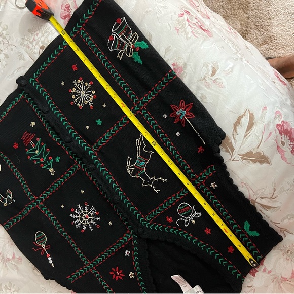 “Draper’s & Damon’s Christmas Vest - Picture 14 of 14